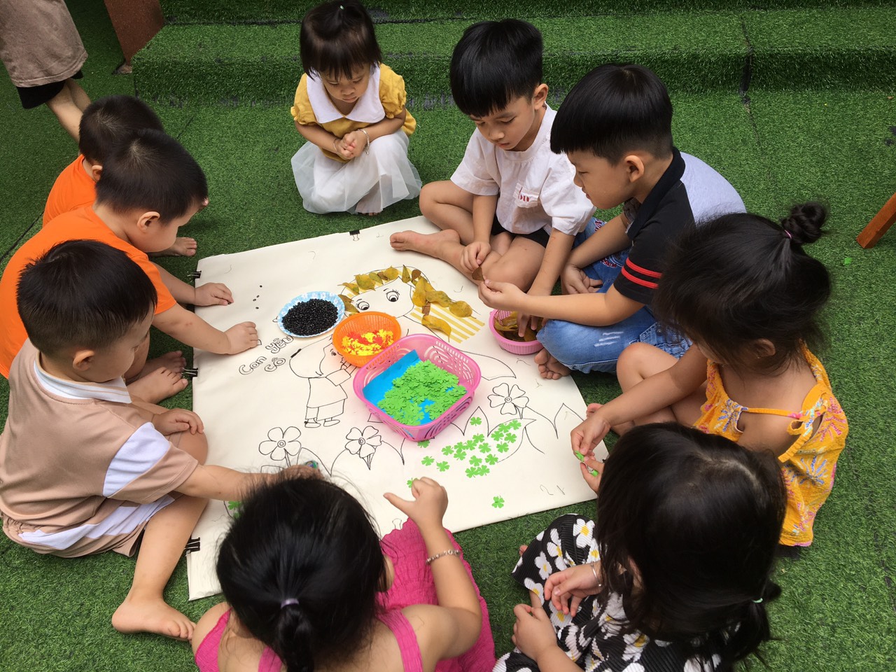 bé thực hành tạo hình trang trí