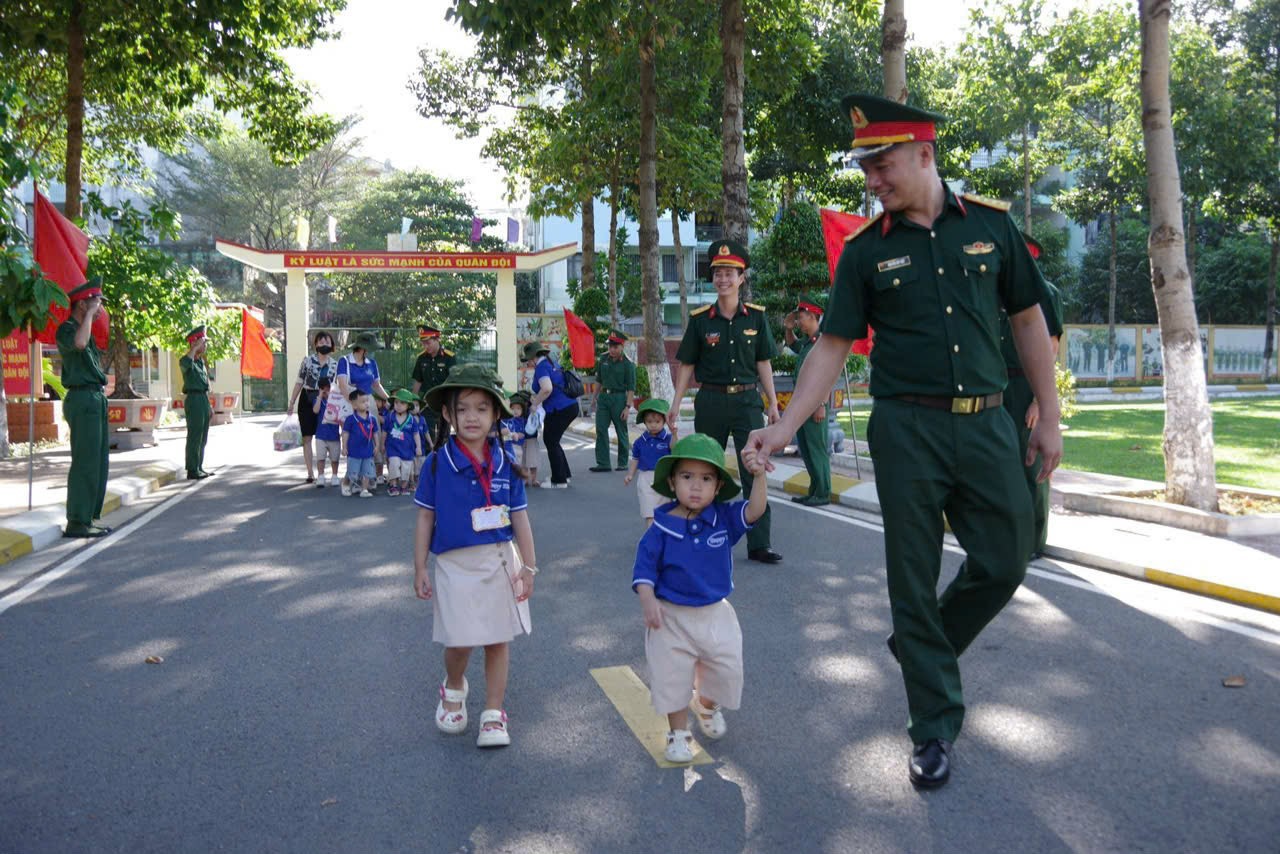 bé thăm doanh trại quân đội