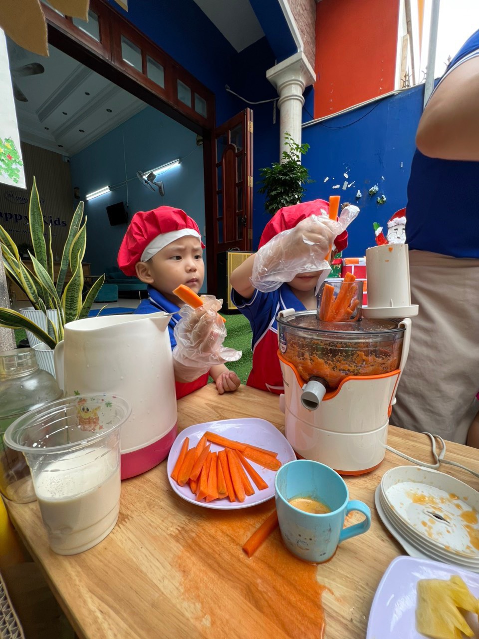 bé học làm nước ép