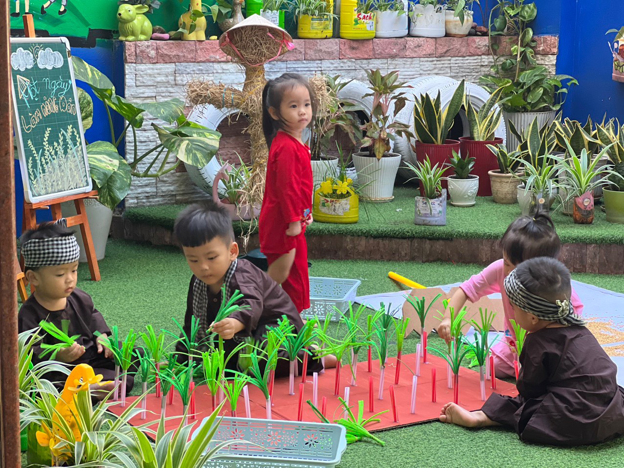 bé trải nghiệm làm nông