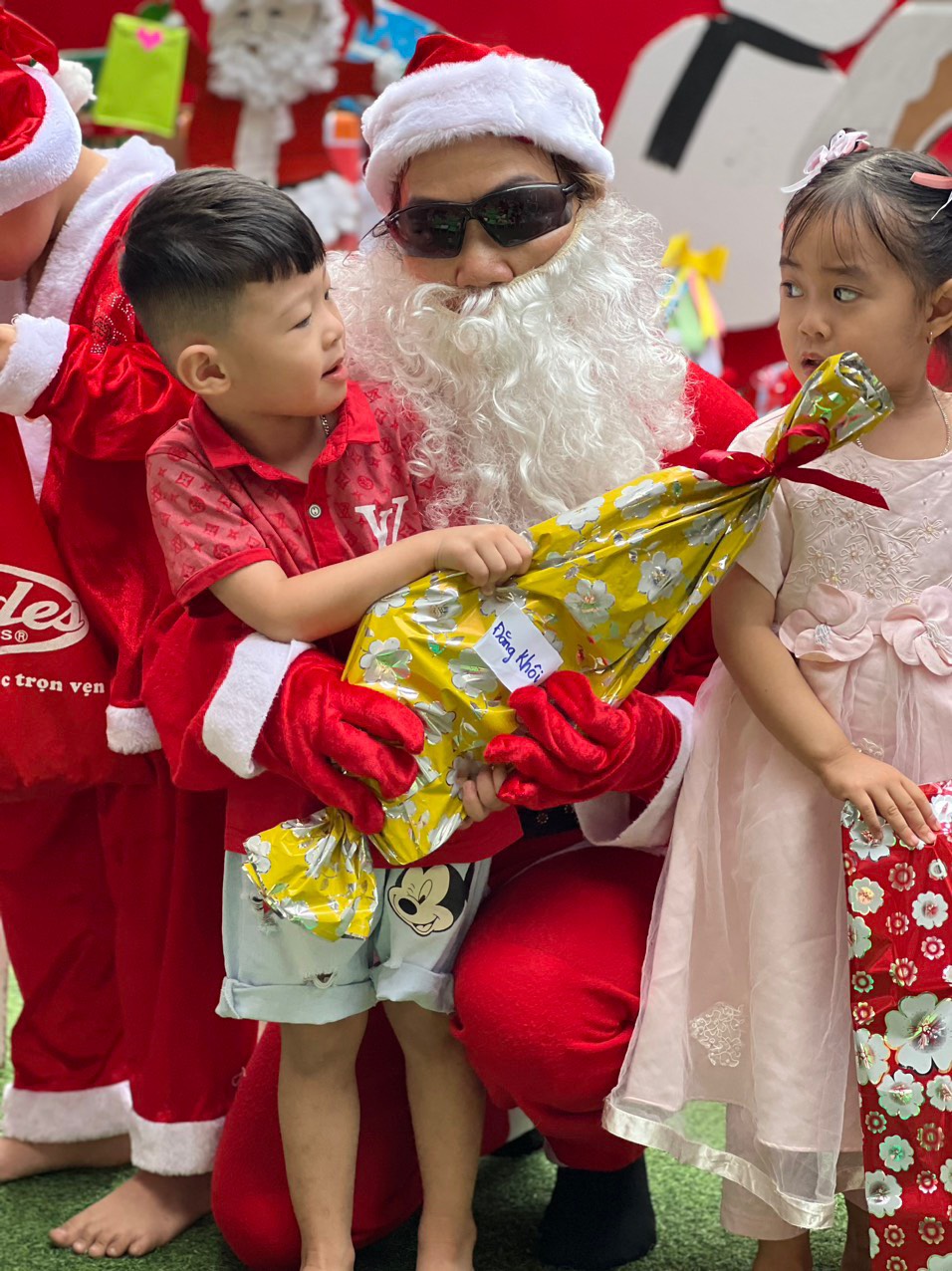bé nhận quà của ông già Noel