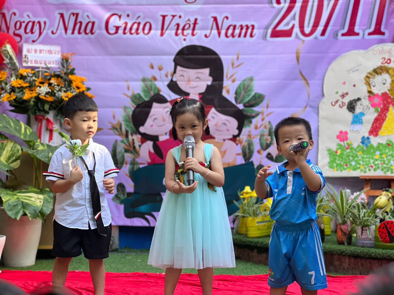 bé trình diễn văn nghệ