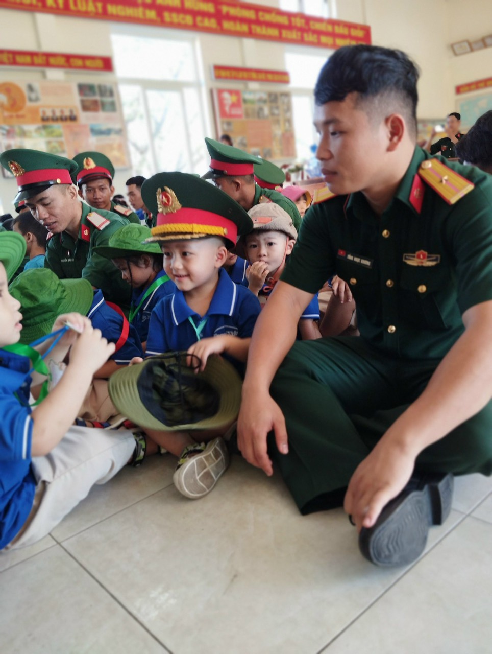 bé giao lưu với các chú bộ đội