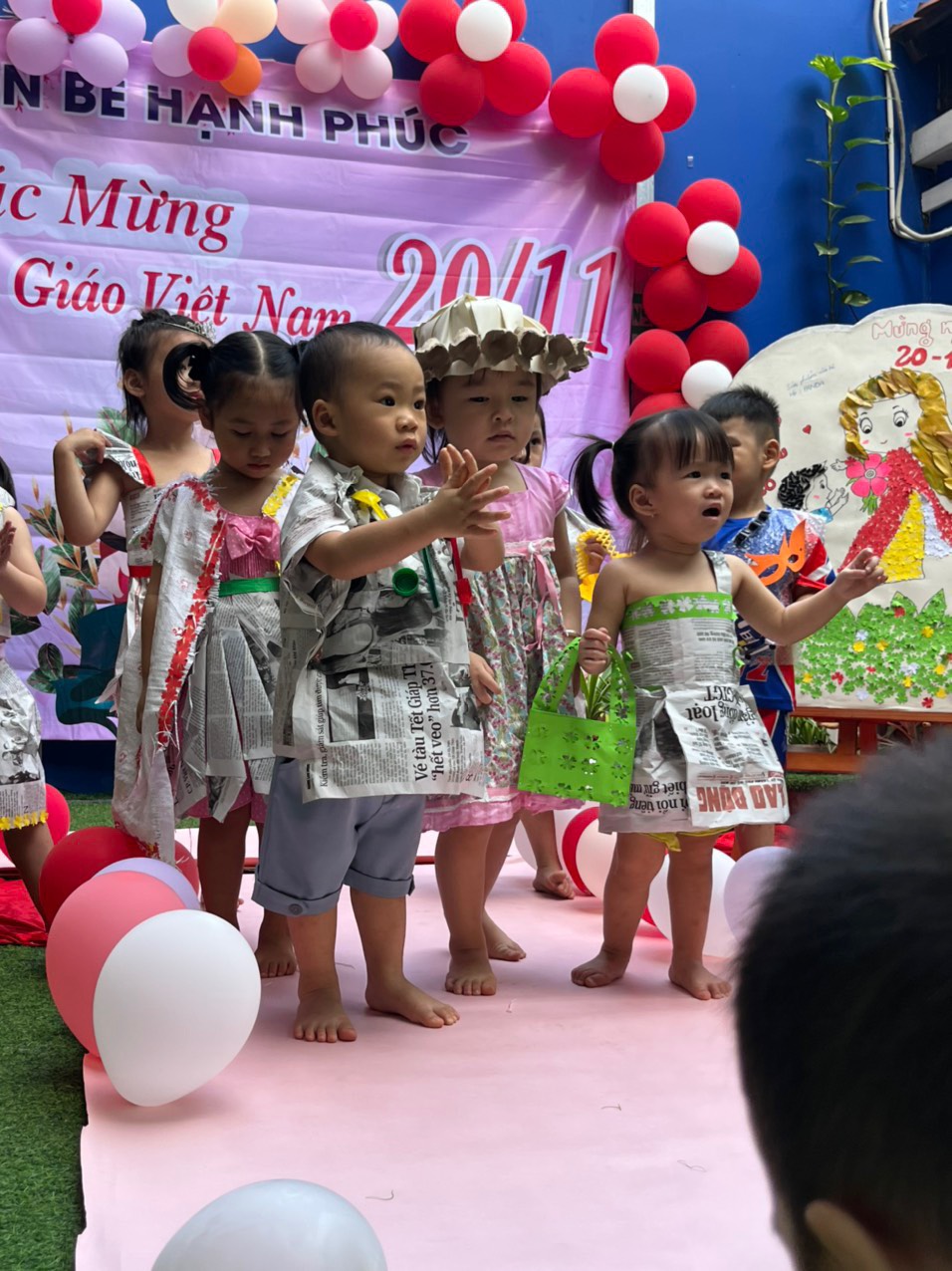 bé trình diễn trang phục tái chế
