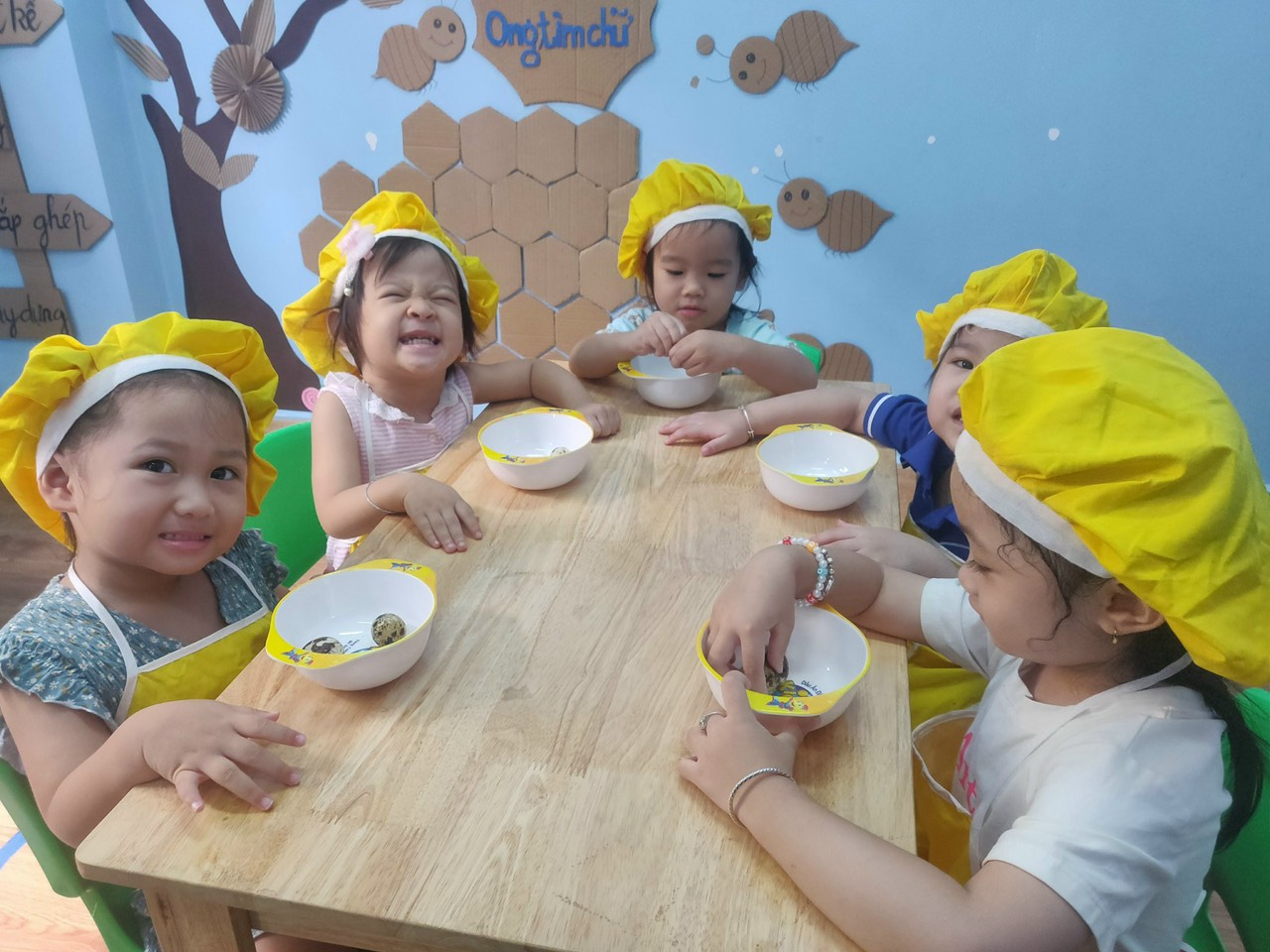 bé tập nấu ăn