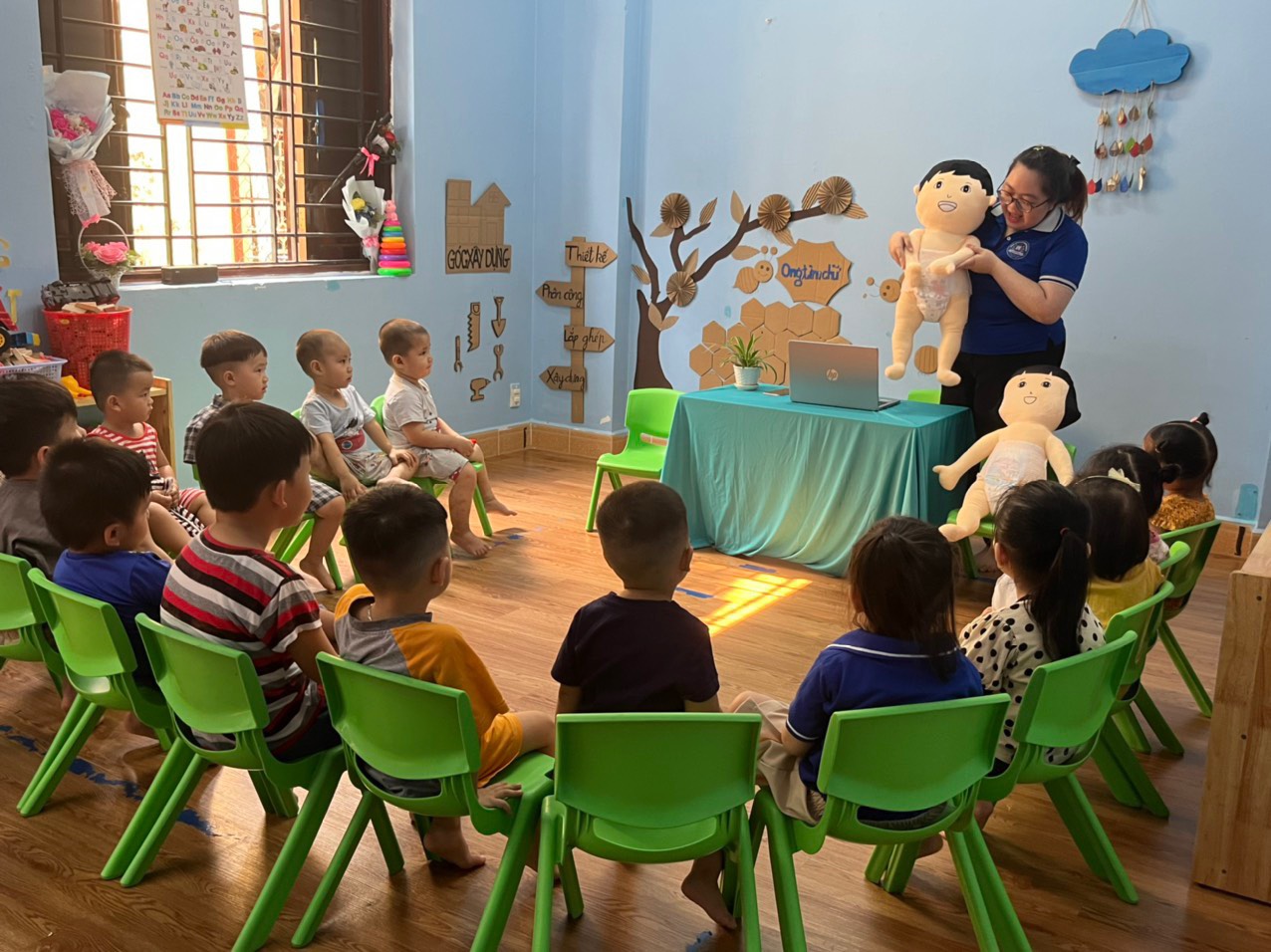 bé học về cơ thể người