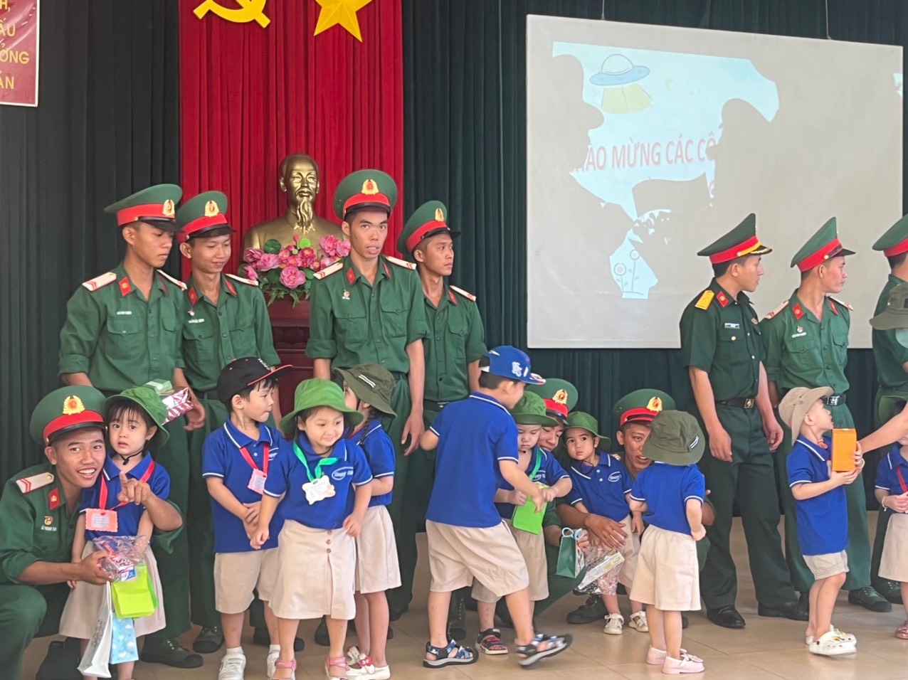 tặng quà cho các chú bộ đội